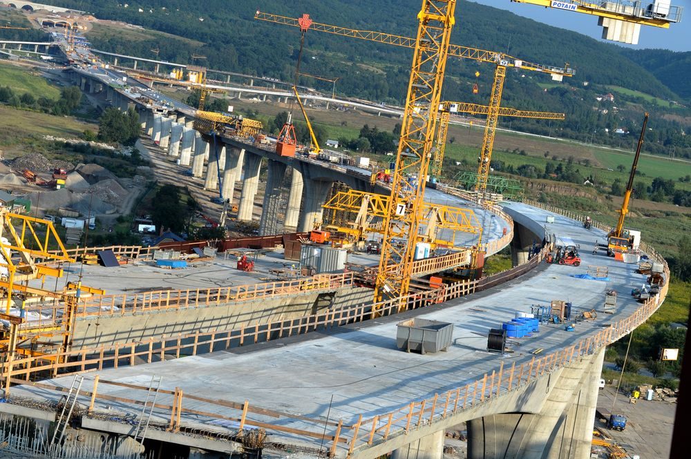 Bridge and viaduct deck construction with tower cranes